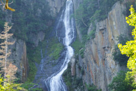 我们的心，是长久地不知不觉以自己的双手，塑造而成的