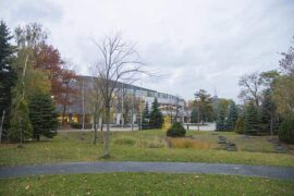 开朗是褒义词吗？