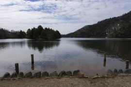 侃侃而谈是褒义词吗？