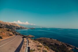 阴险是贬义词吗？