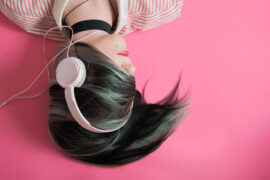 人安静地生活，哪怕是静静地听着风声，亦能感受到诗意的生活