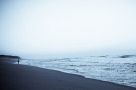 时间其实是一条永不停止的长河，无法从其中分割出一个截然的段落