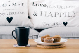 我身体里的火车从来不会错轨，所以允许大雪，风暴，泥石流，和荒谬