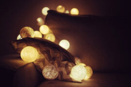 故乡与异乡，有时候近到一场薄梦的距离