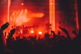 从不获胜的人很少失败，从不攀登的人很少跌跤