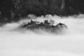 负担越重，我们的生命越贴近大地，它就越真切实在