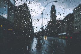 外面下着雨，像我的抄不完的草稿