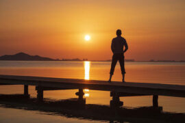 沈以诚《夏夜灯塔》歌词及评论赏析