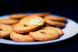 思想被事实禁锢住，便是一切苦痛的根源