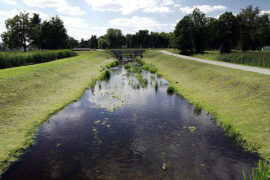 人生是一条寂寞的路，要有一本有趣的书来消磨旅途
