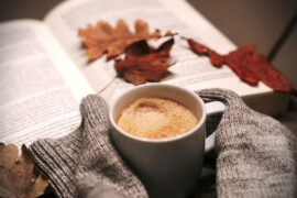 一个人行走在孤独的人生旅途中，用坚韧的心守护着梦