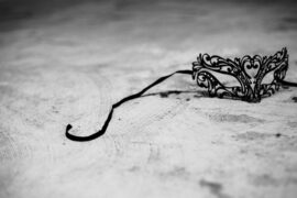 人是一个被废黜的国王，否则就不会因为自己失了王位而悲哀了