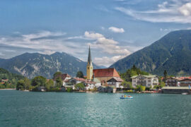 气势磅礴是褒义词吗？