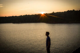 摆脱了黑暗的人，才最懂得光明的可贵