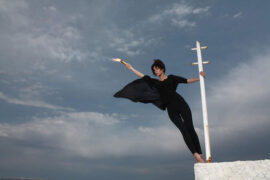 当一个人感到有一种力量推动他去翱翔时，他是绝不应该去爬行的