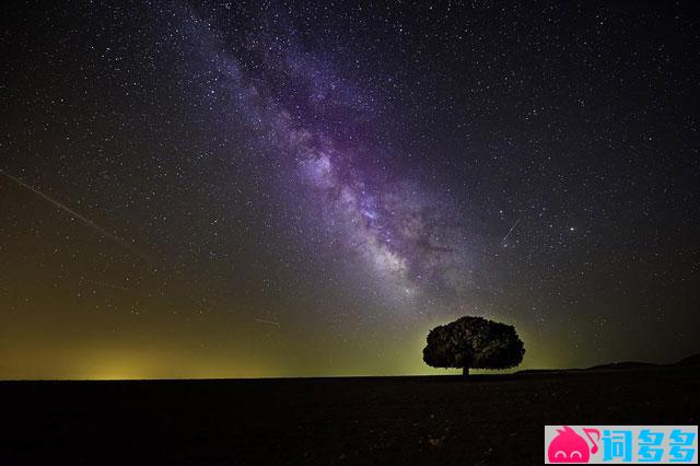 人生就像庄严的宇宙一般：白昼可爱，夜晚仍然璀璨