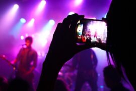 李克勤、单依纯《这么近 (那么远)》 歌词评论及赏析