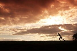 每个人的生命都相似，只是点缀在生命里的希望和梦想使它有所差异