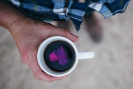 最明智的生活方式是既蔑视一个时代的风尚，在生活中又丝毫不违背它