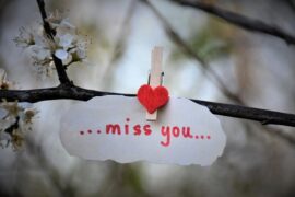 杨千嬅、周笔畅《当我想起你》歌词及评论赏析