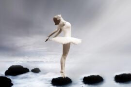 不管人们扮演什么角色，总是在演自己