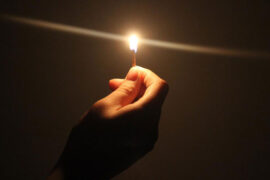 且视他人之疑目如盏盏鬼火，大胆地去走你的夜路