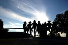 赵乃吉《各奔东西》歌词及评论赏析