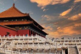 庄重的意思及造句，反义词有哪些