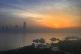 长江悲已滞，万里念将归