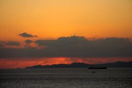 只有我们睁开眼睛醒过来的时候，黎明才会到来