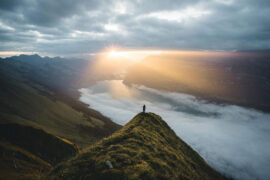 林俊杰《裹着心的光》歌词评论及赏析