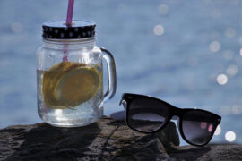 王英杰《蠢货》歌词及评论赏析