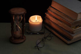 戴佩妮《闹剧》歌词及评论赏析