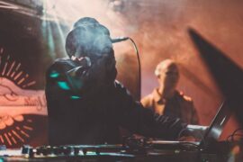 苏醒《老歌手的日常》歌词表达及评论赏析