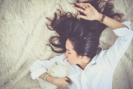 陈明《枕着你的名字入眠》歌词表达评论及赏析