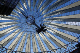 周深《亲爱的旅人啊》歌词表达、评论及赏析