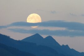 关于月亮的诗句（精选100首包含月的古诗）