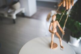 陈小满《提线木偶》歌词表达及评论赏析