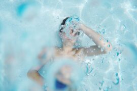 王毓千、王子明、bbbluelee《蓝色泡沫》歌词表达及评论赏析