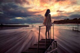 女孩-沙滩-大海-日落-人与海之间