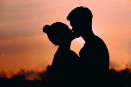 JVKE《golden hour》歌词表达及评论赏析