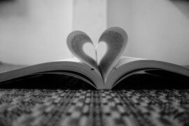 蔡徐坤《爱与痛》歌词及评论赏析