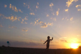 徐薇《追晚风的人》歌词及评论赏析