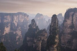 兀立的近义词和造句例子