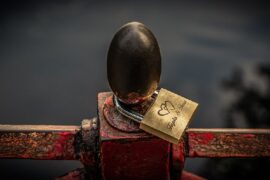 吉尼红美《逃离》歌词表达及评论赏析