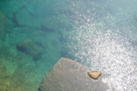 江辰《泪海》歌词及评论赏析