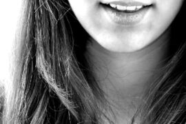 谭松韵《嘴角的甜》歌词及评论赏析