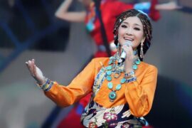 降央卓玛新歌《故乡之上》歌词完整版