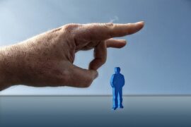 目中无人是贬义词吗？