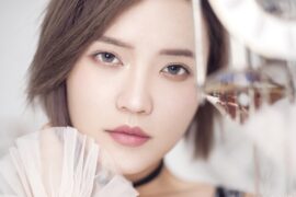 庄心妍《两个世界的人》歌词完整版